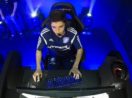 Jogador do CNB Esports sentado em cadeira com fone e computador gamer durante jogo