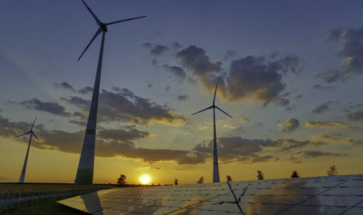 Torres de geração de energia eólica e painéis solares, alusivos à energia limpa