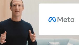 Mark Zuckerberg, à esquerda, com suéter de manga longa preta, com os braços abertos e logo da Meta, nome da nova empresa que controla o Facebook