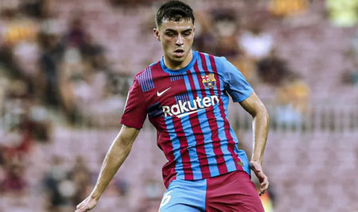 Pedri González, líder da lista de 10 jogadores sub-20 mais valiosos do mundo, com o uniforme do Barcelona em jogo oficial