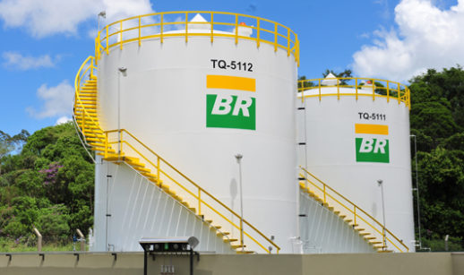 Dois tanques reservatórios de óleo com destaques para o slogan "BR", da Petrobras, alusivo ao vazamento no Paraná