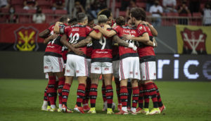 Jogadores do Flamengo reunidos em roda no meio do gramado
