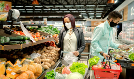 Casal fazendo compras em mercado, alusivo à inflação que está na pauta da agenda econômica