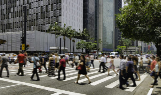 Pessoas atravessando a Avenida Paulista, em São Paulo, Brasil, onde casos de covid-19 têm caído