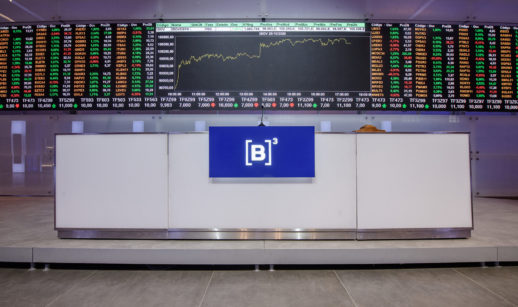 Telão de ativos financeiros da B3 com logo da empresa, onde há informações de ETF de renda fixa