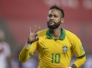 Neymar Jr, fazendo sinal com a mão em jogo do Brasil