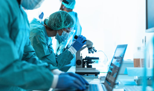 Cientistas em laboratório analisando nova variante da covid