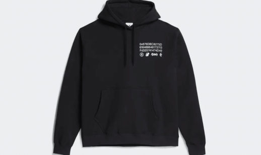 Moletom preto da Adidas com as inscrições de blockchain