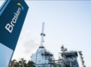 Usina petroquímica ao fundo com destaque à esquerda, de baixo para cima, de totem com o logo da Braskem