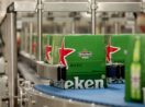 Close de linha de produção de cerveja da Heineken, que terá energia renovável da Raízen, com destaque para a caixa