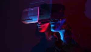 Pessoa com óculos de realidade virtual, alusivo com a indústria gamer
