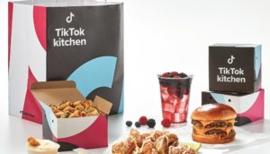 Foto de embalagens do Tik Tok Kitchen, com hambúrguer, macarrão e copo com doces