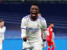 Vinícius Júnior com os braços abertos comemorando gol pelo Real Madrid