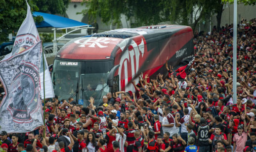 Torcedores do Flamengo em volta do ônibus que levava os jogadores para a final da Libertadores 2021