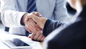 Mãos de investidores apertadas, alusivo à operação de aluguel de ações