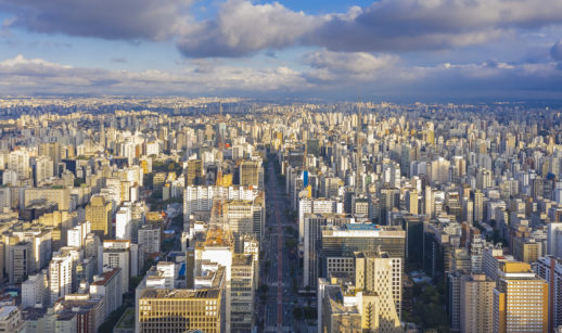 Aérea de prédios de São Paulo com a Avenida Paulista em destaque no centro, alusivo ao valor do aluguel no Brasil