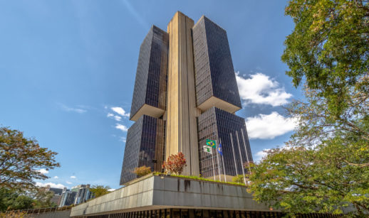 Sede do Banco Central, que mensura o Investimento Direto no País, em Brasília, visto de baixo para cima em dia ensolarado