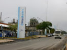 Entrada de unidade da Braskem, com destaque para totem e ônibus passando ao lado
