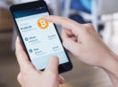 Tela de celular com o criptoativo Bitcoin para ser comprado