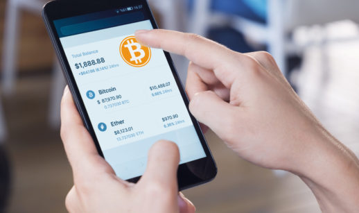 Tela de celular com o criptoativo Bitcoin para ser comprado