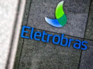 Letreiro da Eletrobras, que ofertará ações, em parede cinza