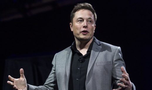 Bilionário Elon Musk, de tenro cinza e camisa preta, durante apresentação