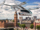 Conceito de eVTol da Eve, da Embraer, com logo da Falko durante voo em cidade