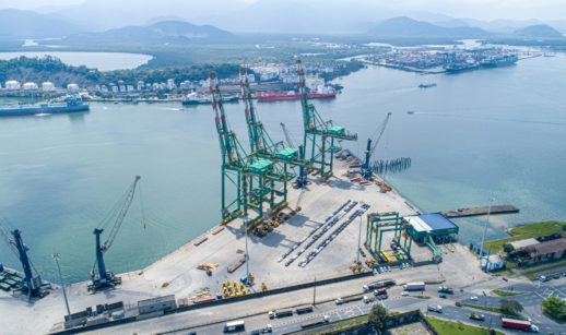 Aérea do Porto de Santos, com pontes rolantes no cais em destaque, alusivo às projeção de crescimento do Brasil aferida pelo FMI
