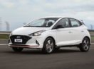 Modelo HB20 Sport branco, rodando em estrada, o modelo líder entre os carros mais vendidos do Brasil em 2021