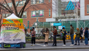 Fila de testes em NY