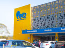 Fachada de loja da Petz, que comprou a dona do Supersecão, em amarelo e azul