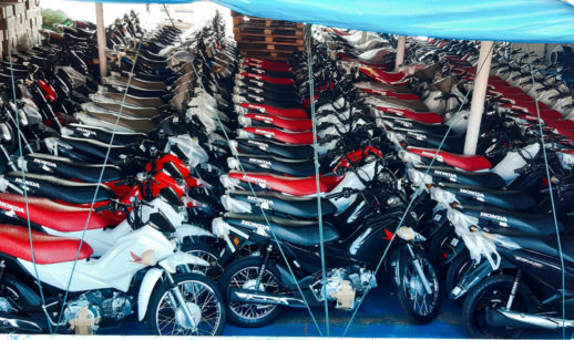 Motos oriundas de linha de produção em 2021 enfileiradas