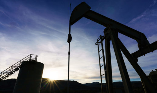 Silhueta de maquinário de extração de petróleo com pôr do sol ao fundo, alusivo às atividades da 3R Petroleum