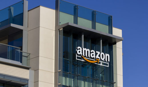 Fachada de prédio da Amazon durante o dia, com detalhes em vidro e concreto branco