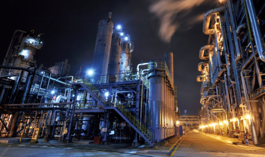 Fábrica de petroquímica a noite, iluminada, alusivo às atividades da Braskem