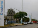 Fachada de unidade petroquímica da Braskem, com destaque à esquerda para totem da companhia