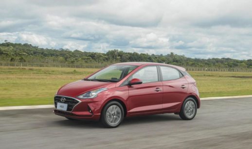 Hyundai HB20, líder entre os carros mais vendidos do Brasil em janeiro, na cor vinho, rodando por estrada asfaltada
