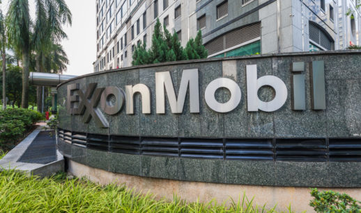 Fachada da Exxon Mobil, com destaque para letreiro prateado preso à parede cinza
