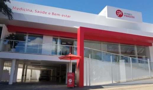 Fachada de unidade laboratorial da Hermes Pardini, nas cores branca a vermelha