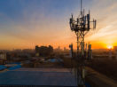 Pôr do sol com torre de telecom em primeiro plano