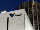 Prédio cinza da Vale, no Rio de Janeiro, com destaque para o logo da empresa