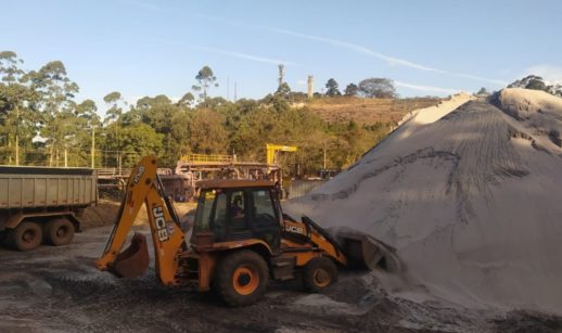 Escavadeira com areia sustentável produzida pela Vale em Itabira, Minas Gerais