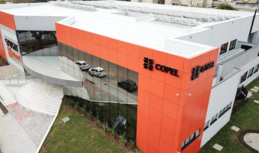 Aérea de prédio da Copel Telecom, que se chamará Ligga, na cor laranja e com vidros espelhados, em Curitiba, no Paraná