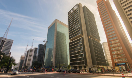 Perspectiva de baixo para cima de prédios em dia ensolarado na Avenida Paulista, em São Paulo, alusivo aos fundos imobiliários JSAF11 e JSRE11