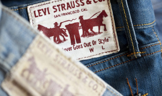 Detalhe de etiqueta branca e vermelha colada em calça jeans da Levi Strauss