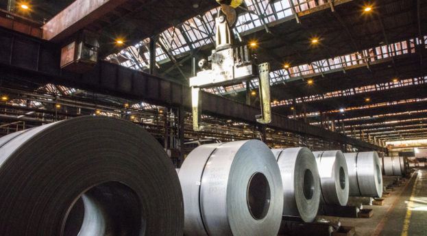 Fábrica de aço com rolos em destaque