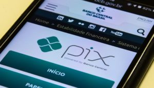 Tela de celular aberta na página do Pix, do Banco Central, que teve novo recorde de transações diárias