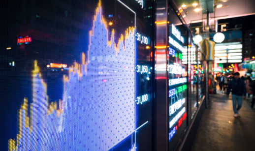 Tela com informações sobre o mercado financeiro na rua, à noite, alusivo à busca pro proteção por parte dos investidores