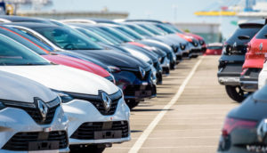 Modelos da Renault, que poderá produzir carros elétricos no Brasil, enfileirados em pátio