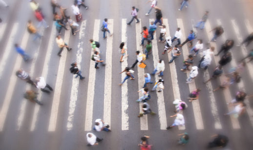 Povo atravessando a rua